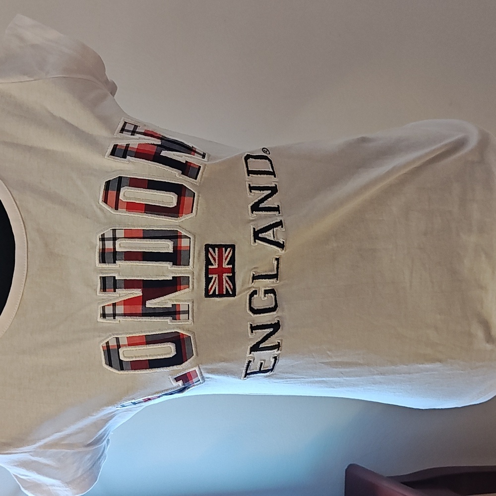 NWT embroidered T-shirt London England size m